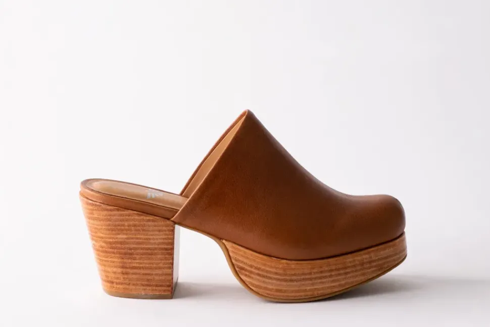 Fortress Ava Clogs in Whiskey