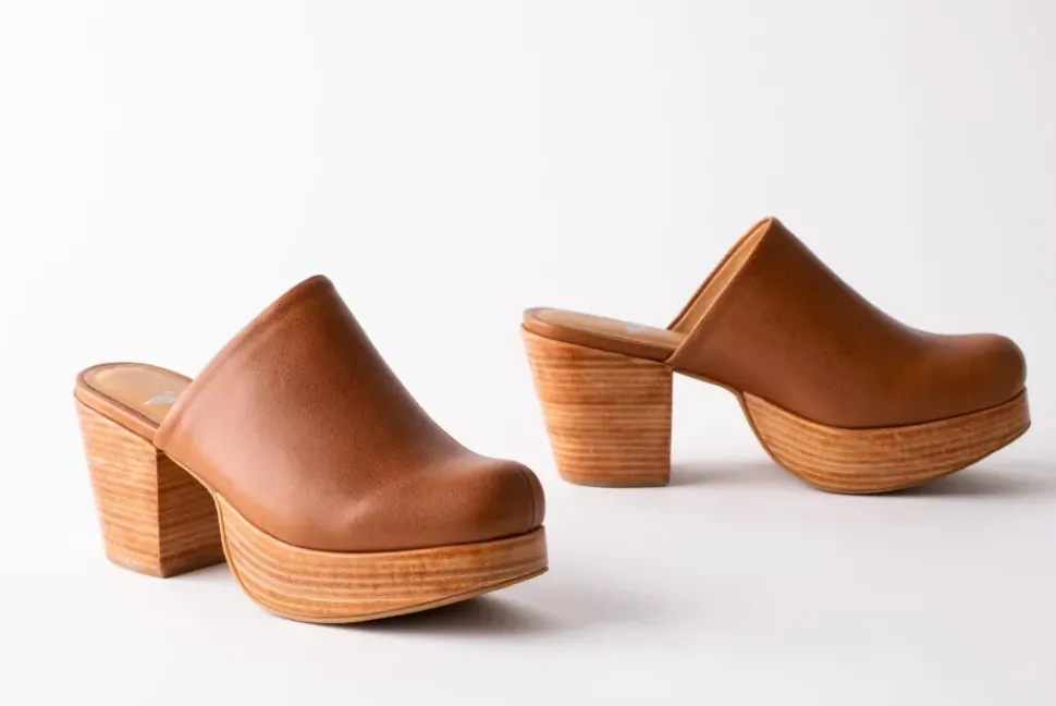 Fortress Ava Clogs in Whiskey