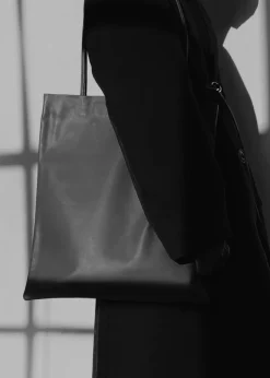 Modern Weaving Slim Lamb Sak in Taupe