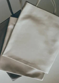 Modern Weaving Slim Lamb Sak in Taupe